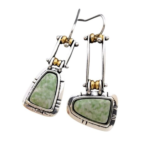 Artisan Style Earrings Green Gemstone Chandelier Gold Silver Tone 1.5" - Picture 1 of 2